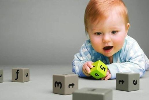 宝宝发育迟缓并不只是不会说话，这些迹象要重视