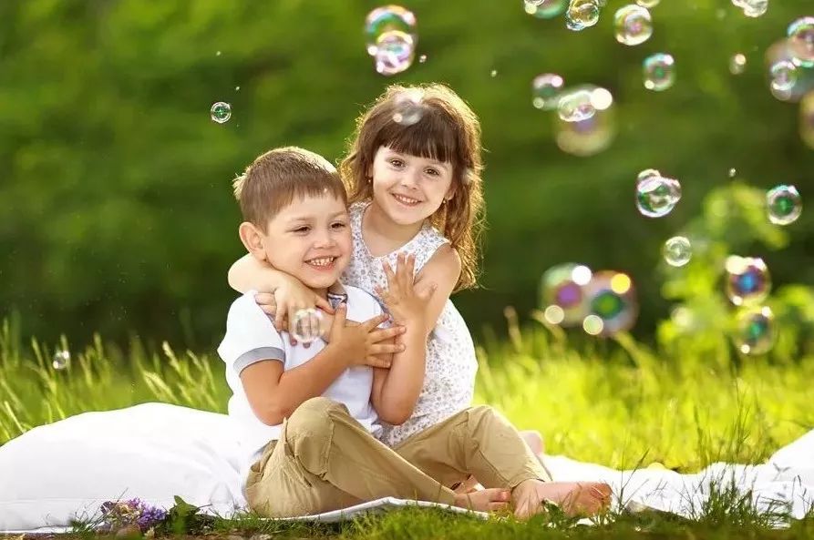 小孩不会说话、说话晚有语言障碍要怎么康复治疗