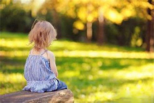 小孩子说话晚是什么原因引起的